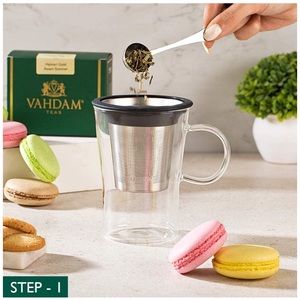 Glass tea mug with loose leaf infuser